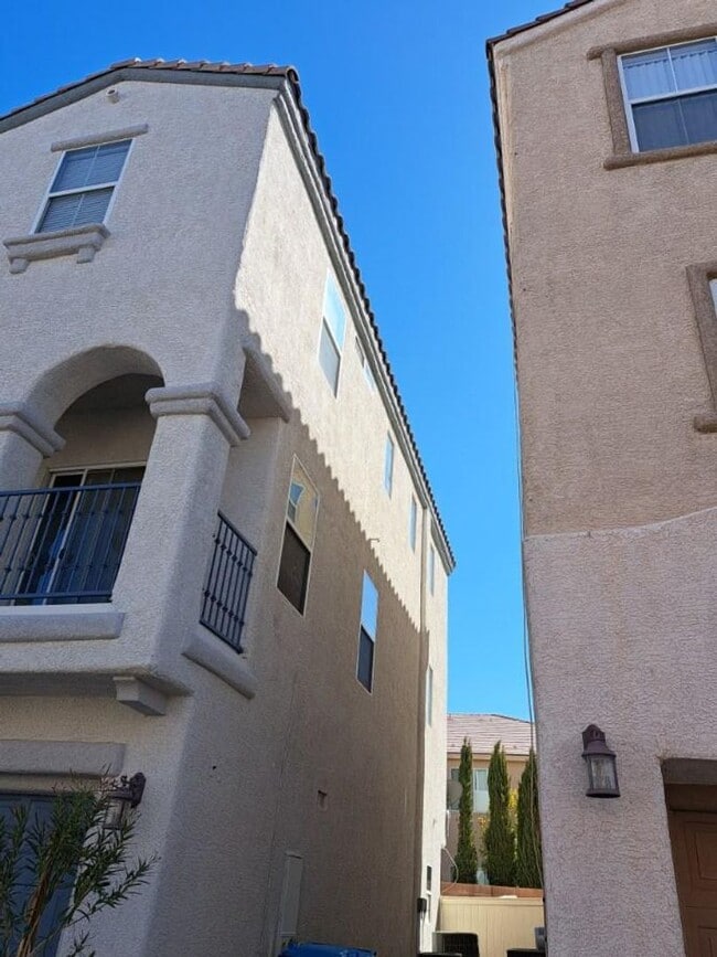 Building Photo - 4 Bedroom Corner Lot