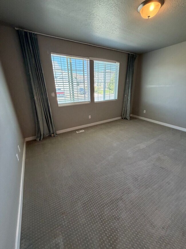 Building Photo - Beautiful 5-Bedroom Home in Lehi - Plenty of Storage!
