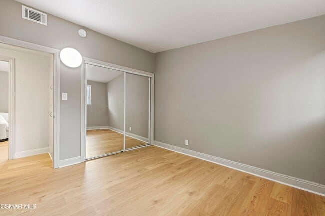 Building Photo - 865 E Hillcrest Dr