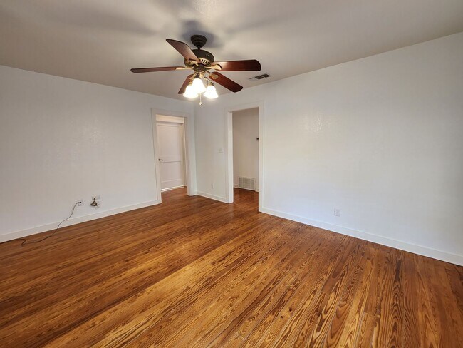 Building Photo - Craftsman Style House Walking Distance to ...