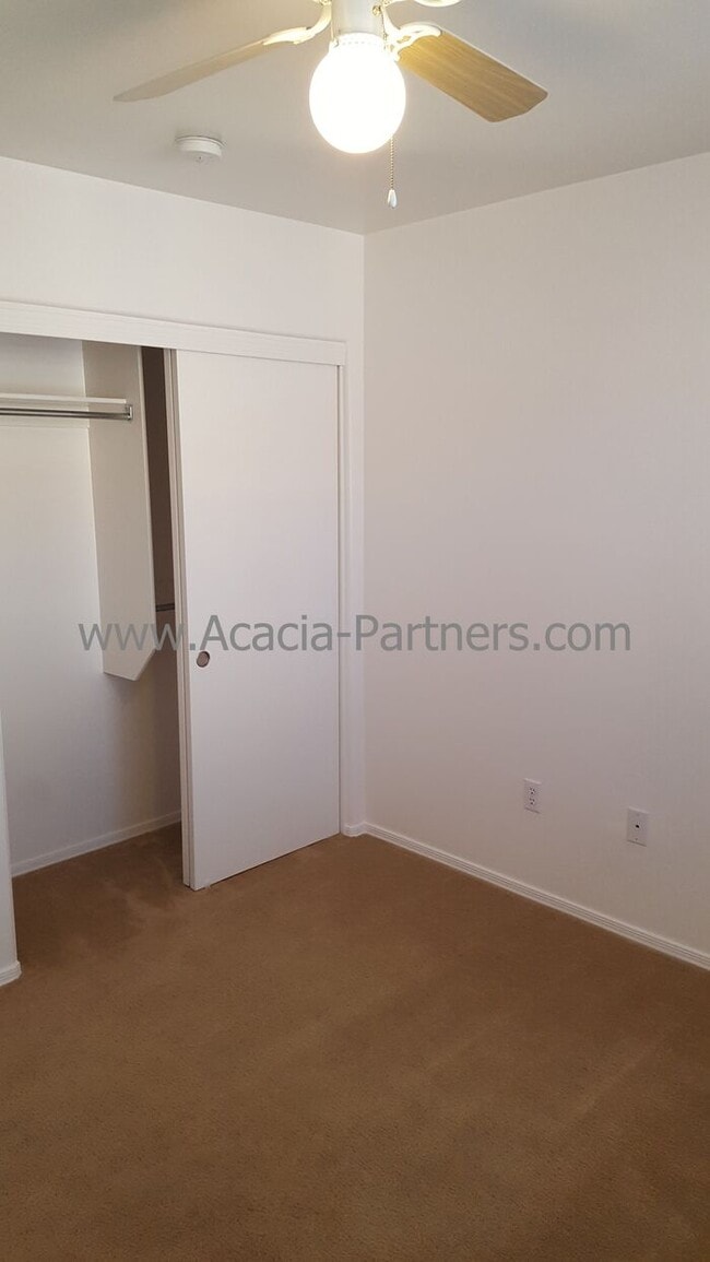 Building Photo - Beautiful Three Bedroom 2 and 1/2 Bath Home
