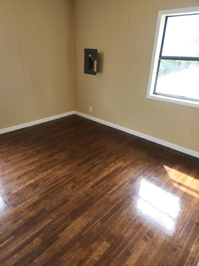 Building Photo - 1223 N Chautauqua Ave