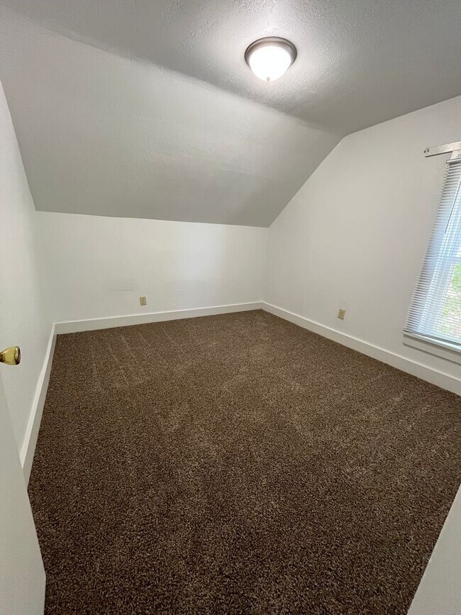 Building Photo - Newly Updated 2nd Floor 2 Bed/1 Bath Duplex Apartment