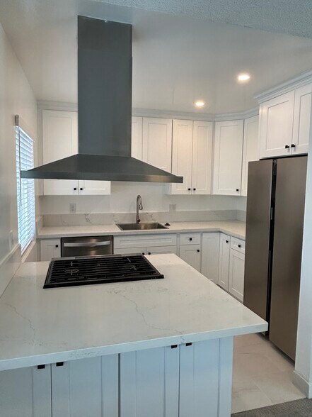 Kitchen with Cooking Island - 325 S Doheny Dr