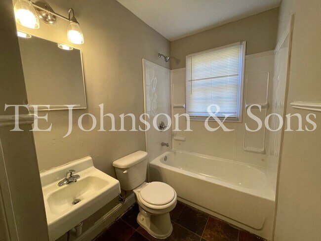 Building Photo - Cozy Duplex Living Near Downtown Winston-Salem