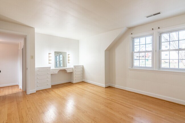 Building Photo - 611 Montgomery St