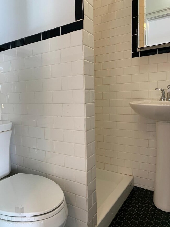 Building Photo - 1 bedroom in ASTORIA NY 11105