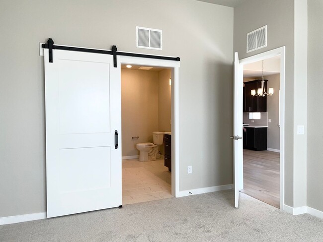 Building Photo - Townhome w/ All the Bells and Whistles!