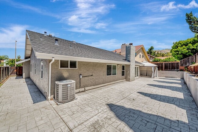 Building Photo - Remodeled 3-bedroom 2-bathroom Evergreen Home