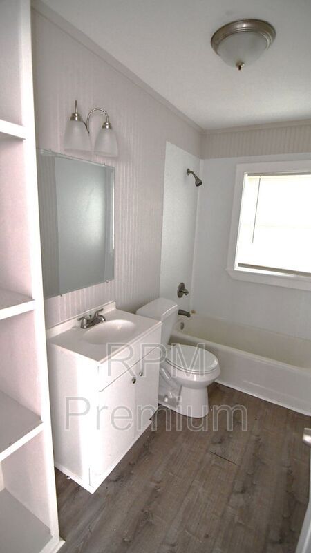 Building Photo - 2766 Seneca St