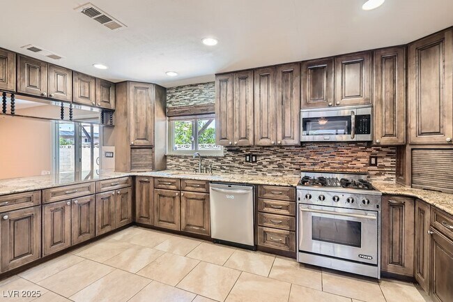 Building Photo - 733 Strawberry Pl