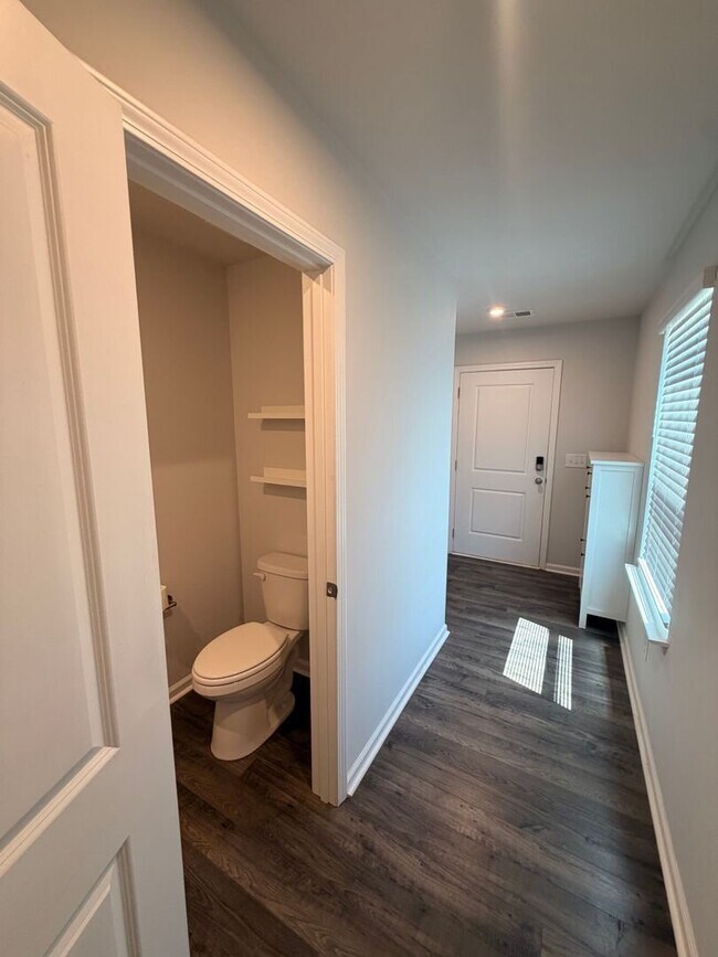 Building Photo - Like New 4 Bed, 2.5 Bath Townhome Available in Greenville