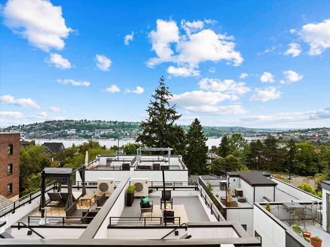 Building Photo - Bright & Charming 2bed/2bath Townhome in P...