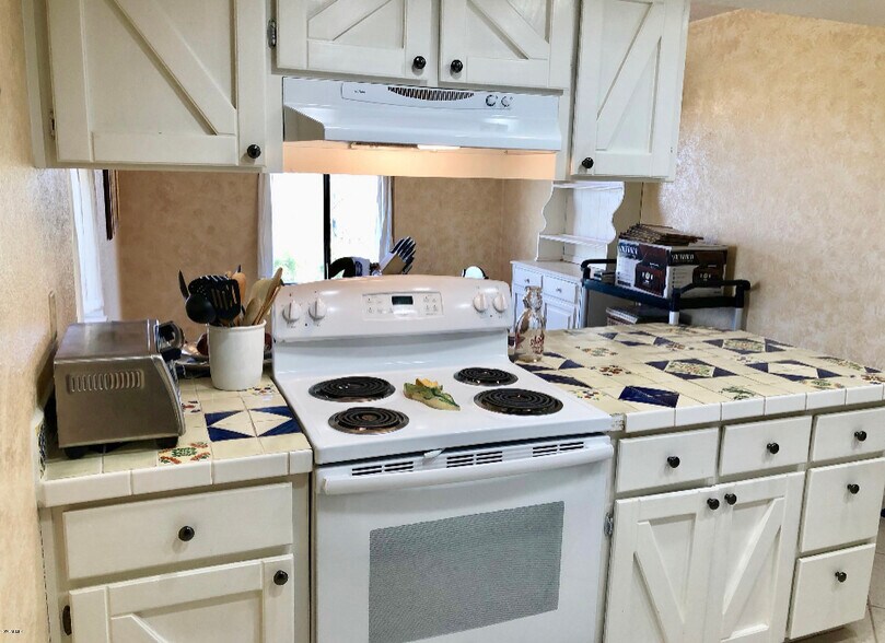 KITCHEN - VIEW TOWARDS DINING AREA - 32731 W Jones Rd