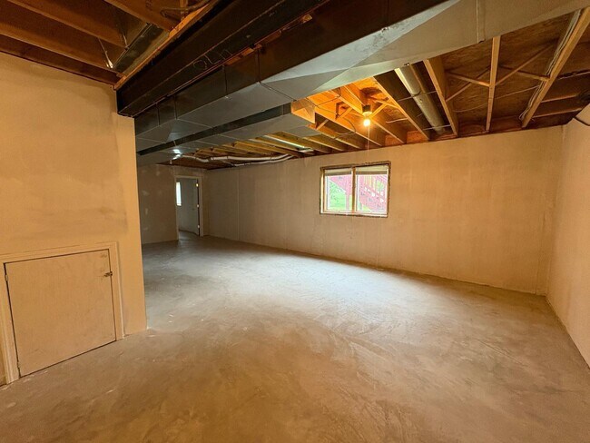 Building Photo - 565 Ironwood Way