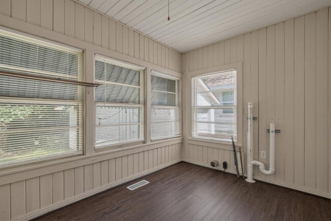Building Photo - 102 Chitwood St