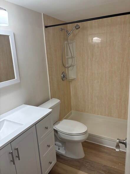 Building Photo - 3802 N Lake Dr