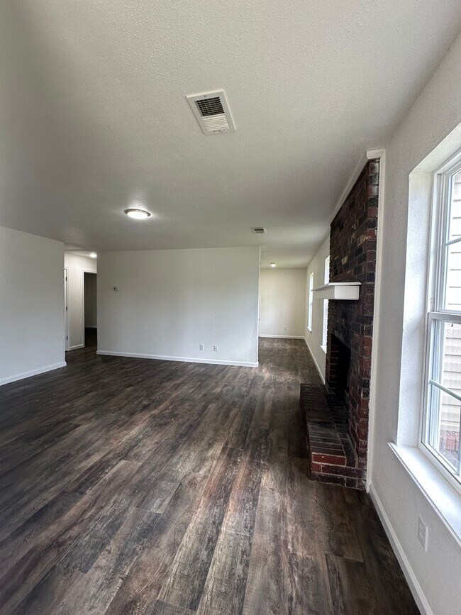 Building Photo - Kinkead Duplex