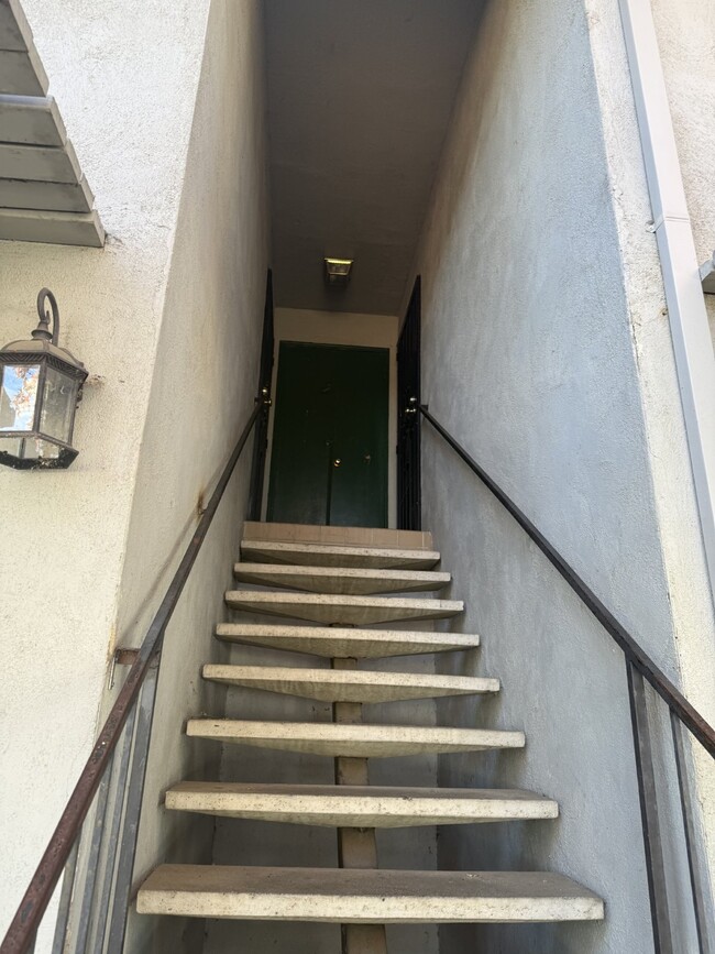 Building Photo - Refreshed Upstairs 2 Bed, 1 Bath Tracy Apa...