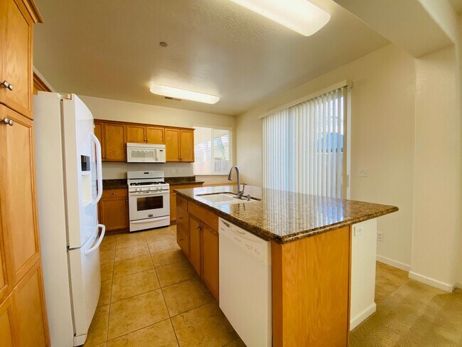 Building Photo - $2,250 International & Chestnut 3 Bed - N....