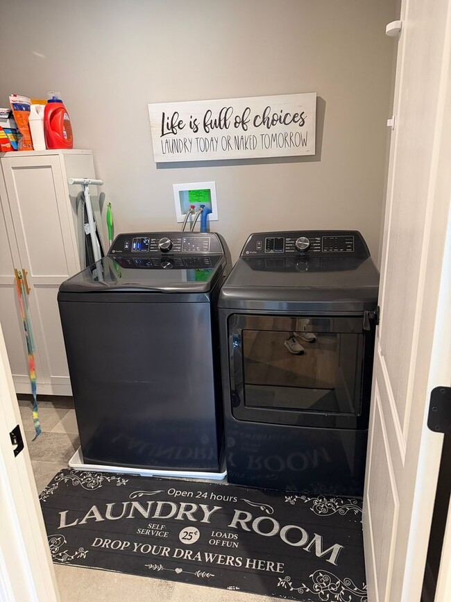 Building Photo - Spacious 4BR House in Shelbyville