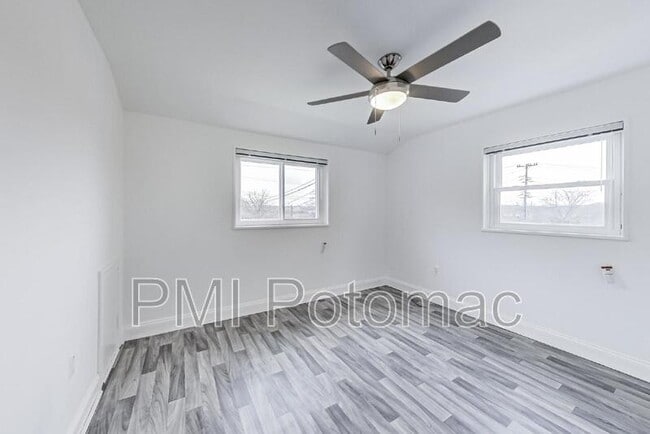 Building Photo - 7422 Parkwood St