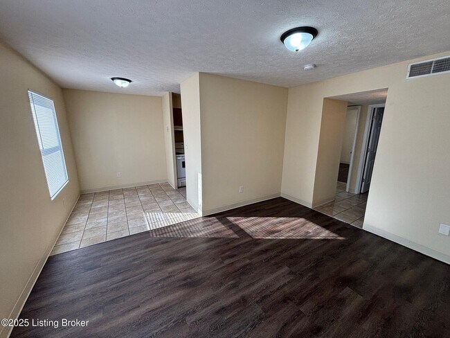 Building Photo - 901 Colonial Park Dr