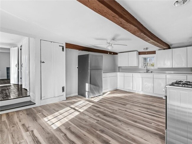 Building Photo - 1382 Hope St