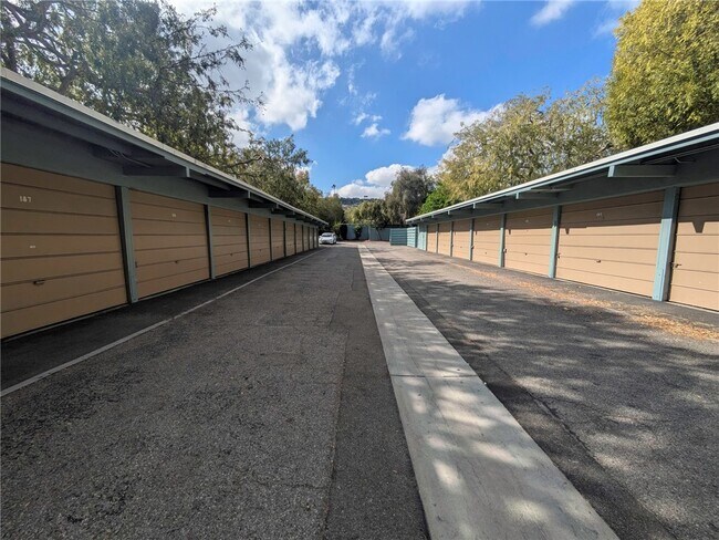 Building Photo - 5326 Village Green