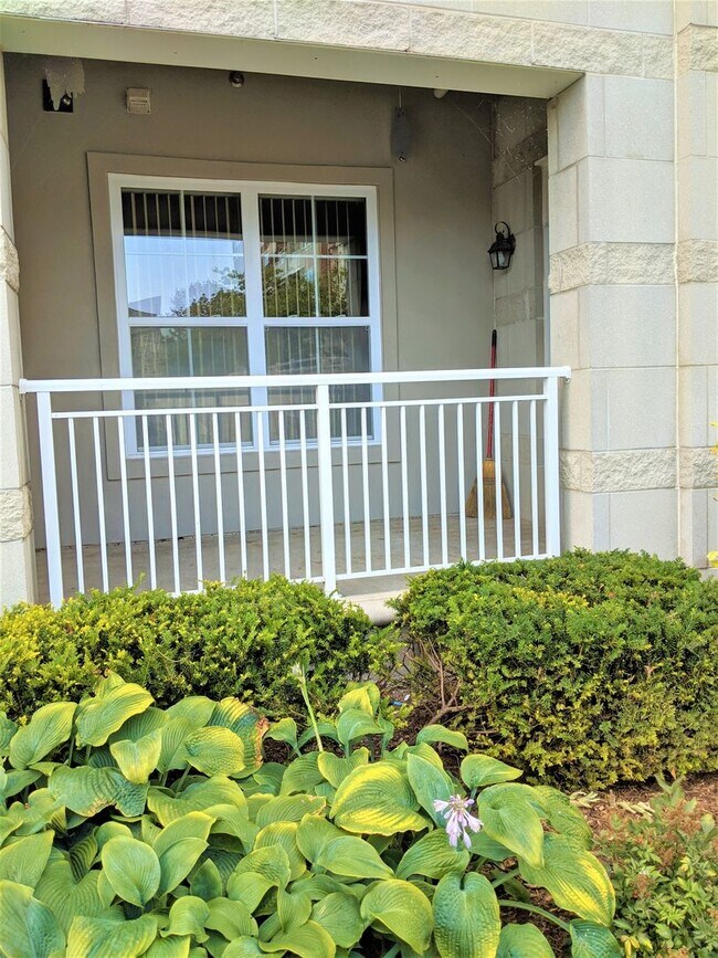 Building Photo - 3872 S Lake Dr