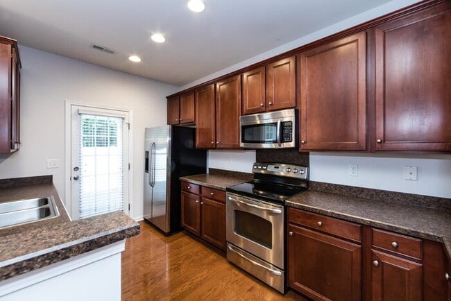 Building Photo - Beautiful 3BD/2.5BA Townhome in the Lions Gate Community!