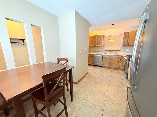 Building Photo - Beautiful Home in East Bloomington!