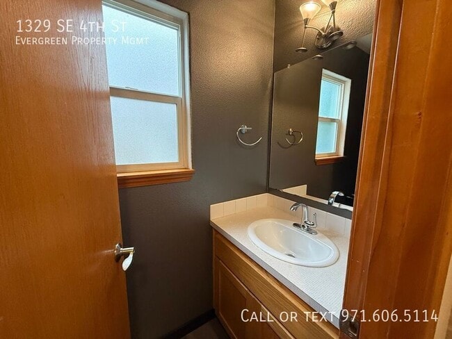 Building Photo - 1329 SE 4th St