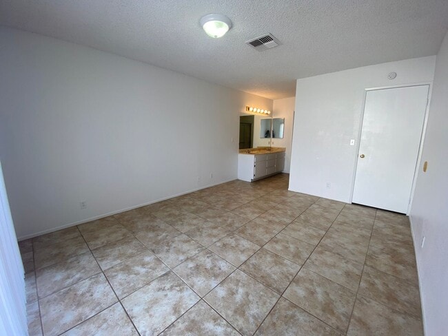 Building Photo - *DONT MISS OUT ON THIS GREAT MOVE IN SPECI...