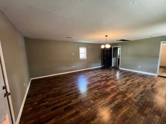 Building Photo - 8725 Fairoaks St