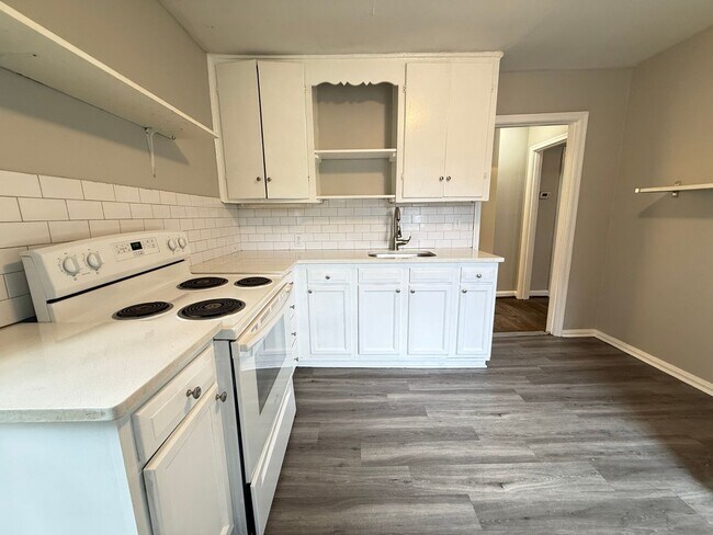 Building Photo - 2 Bedroom Cottage in Woodbine!