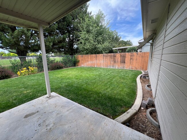 Building Photo - Beautiful 3 bed 2 bath home in the Woodsid...