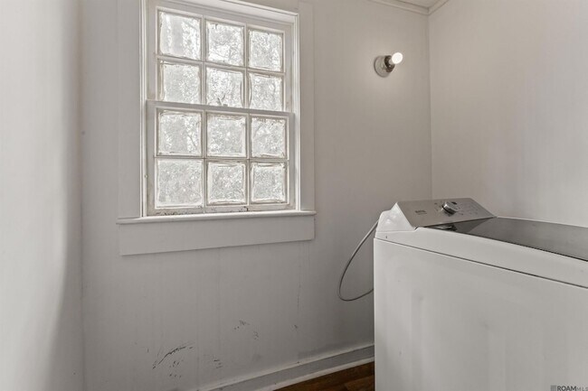 Building Photo - 4433 Sherwood St