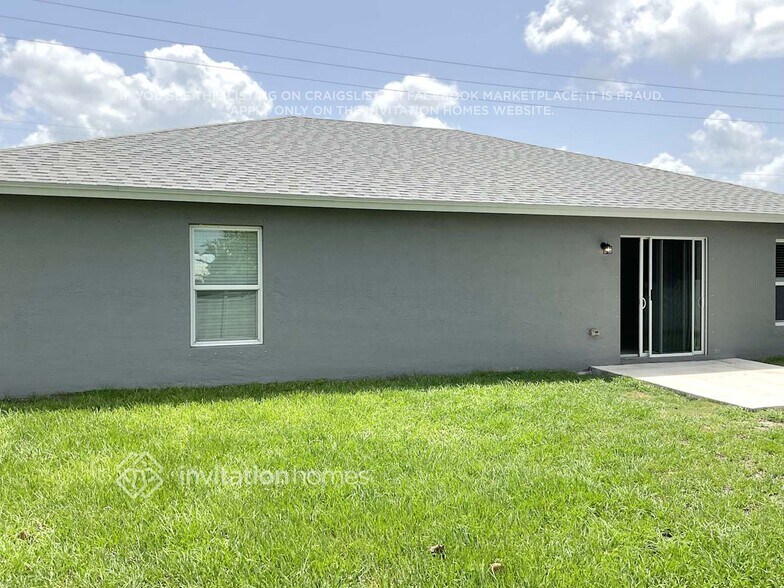 Building Photo - 1762 SW Airoso Blvd