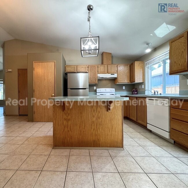 Building Photo - Great 3 bedroom home available NOW Close T...