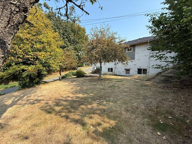 Building Photo - 2 Bedroom 2 Bathroom + Den Magnolia House!
