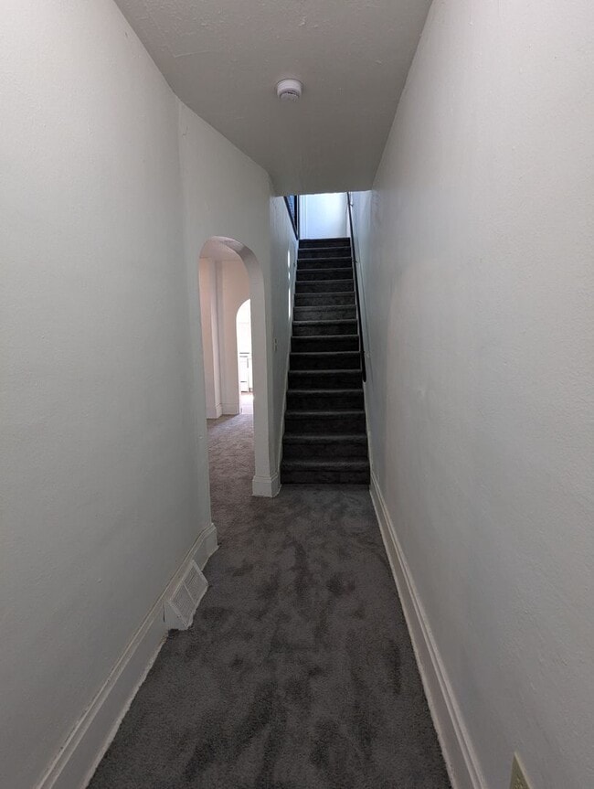 Building Photo - 3 Bedroom 1 Bathroom Single Family Home wi...