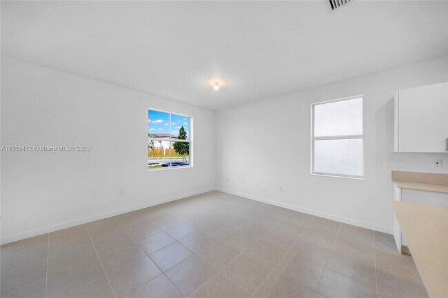 Building Photo - 2448 SE 27th Terrace