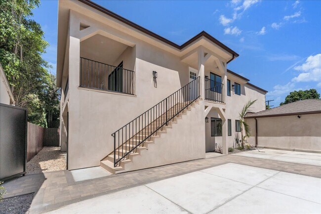 Building Photo - 6915 Encino Ave