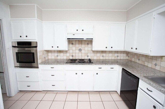 Building Photo - "Spacious 5-Bed Oasis with Granite Elegance & Hardwood Charm in Lubbock!"