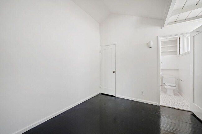 Building Photo - 944 Maltman Ave
