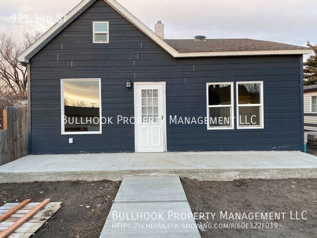 Building Photo - Beautifully updated 3 bedroom house with w...