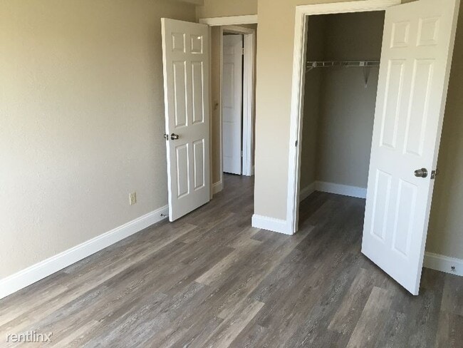 Building Photo - 930 Mission Rd