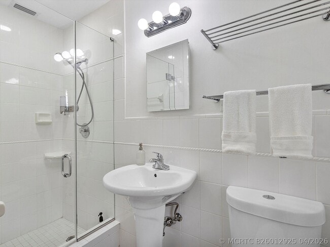 Building Photo - 411 Poinciana Dr