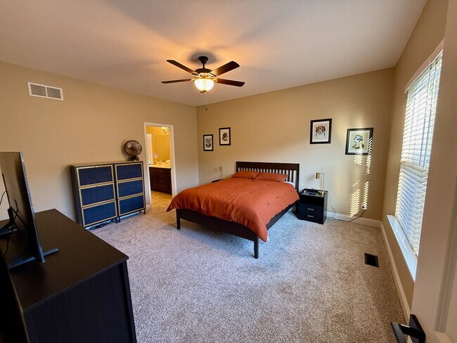 Building Photo - 5005 Double Tree Dr